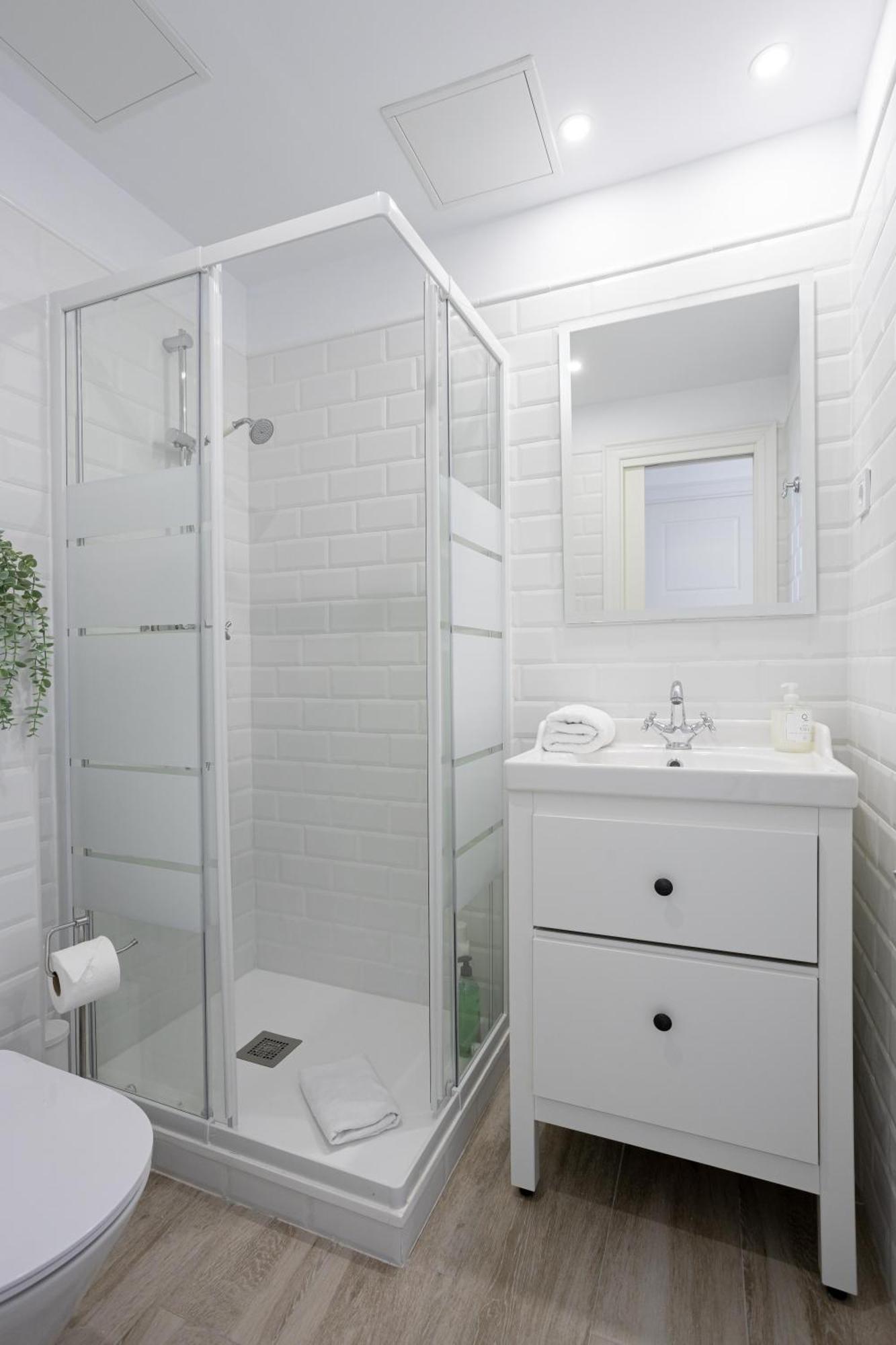 Bright & Stylish Flat In Trendy Grcia